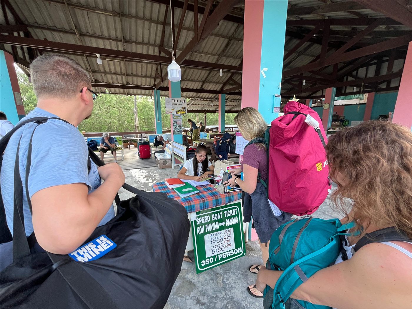Ticketkauf für das Speedboot nach Koh Phayam am Pier in Ranong